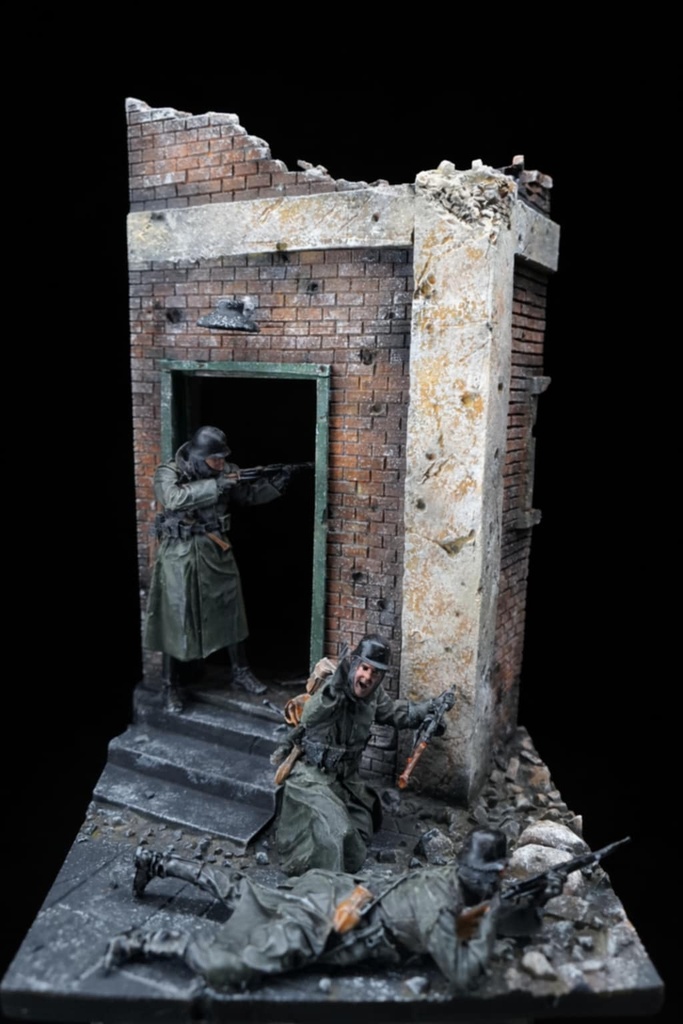 Handcrafted 135 Scale Stalingrad 1942 WWII Diorama – Realistic Battlefield Ruins Military Scene